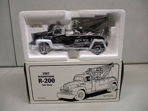 image of First Gear 1957 International R-200 Tow Truck Model