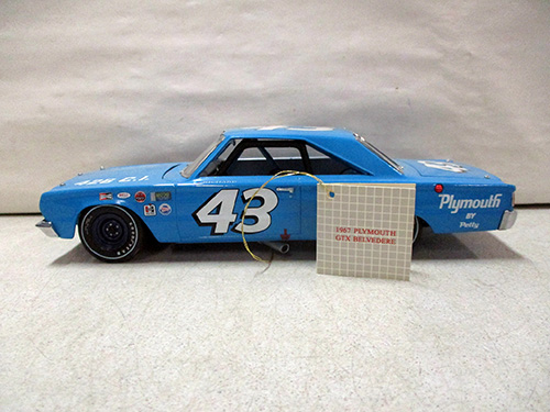 image of Franklin Mint Richard Petty Plymouth Belvedere GTX Die-Cast Race Car Model #43