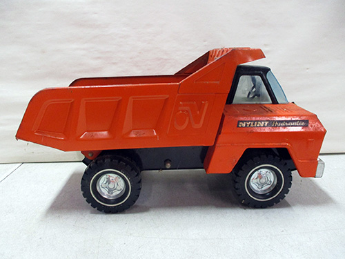 image of Tonka Hydraulic Dump Truck in Red with Black Wheels