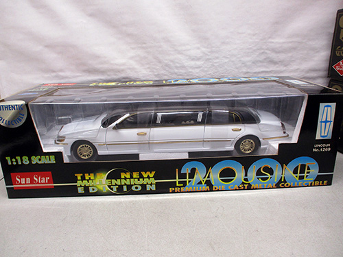 image of Sun Star 1:18 Scale Lincoln Limousine Model