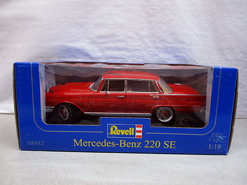 image of Revell Mercedes-Benz 220 SE 1:18 Die-Cast Model Car