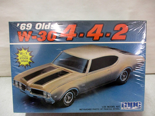 image of 1969 Oldsmobile 442 W-30 1:25 Scale Model Kit by MPC