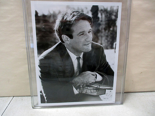 image of Robin Williams autographed black and white 8x10 photo